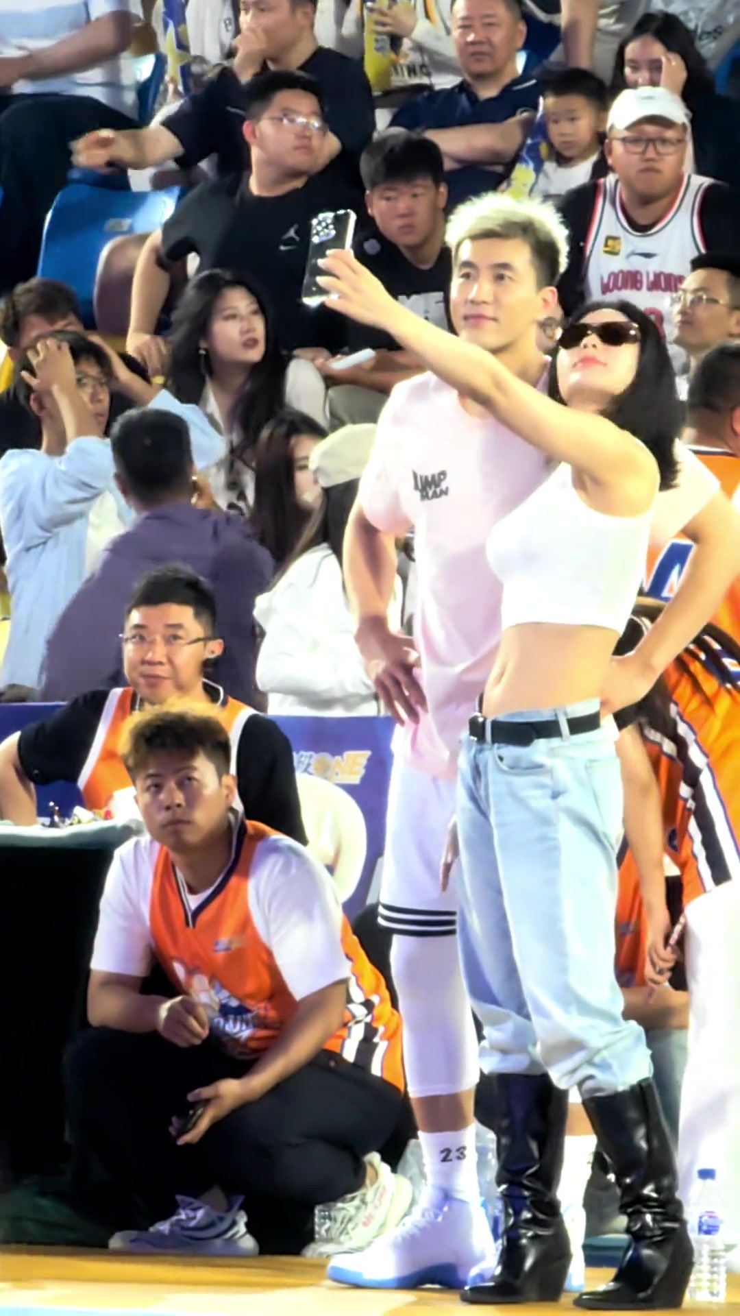 跟郭艾倫合影的女粉絲顏值都很高啊