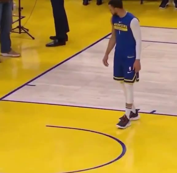 當(dāng)庫里運丟球絕對不會懷疑自己想到的是地板有問題