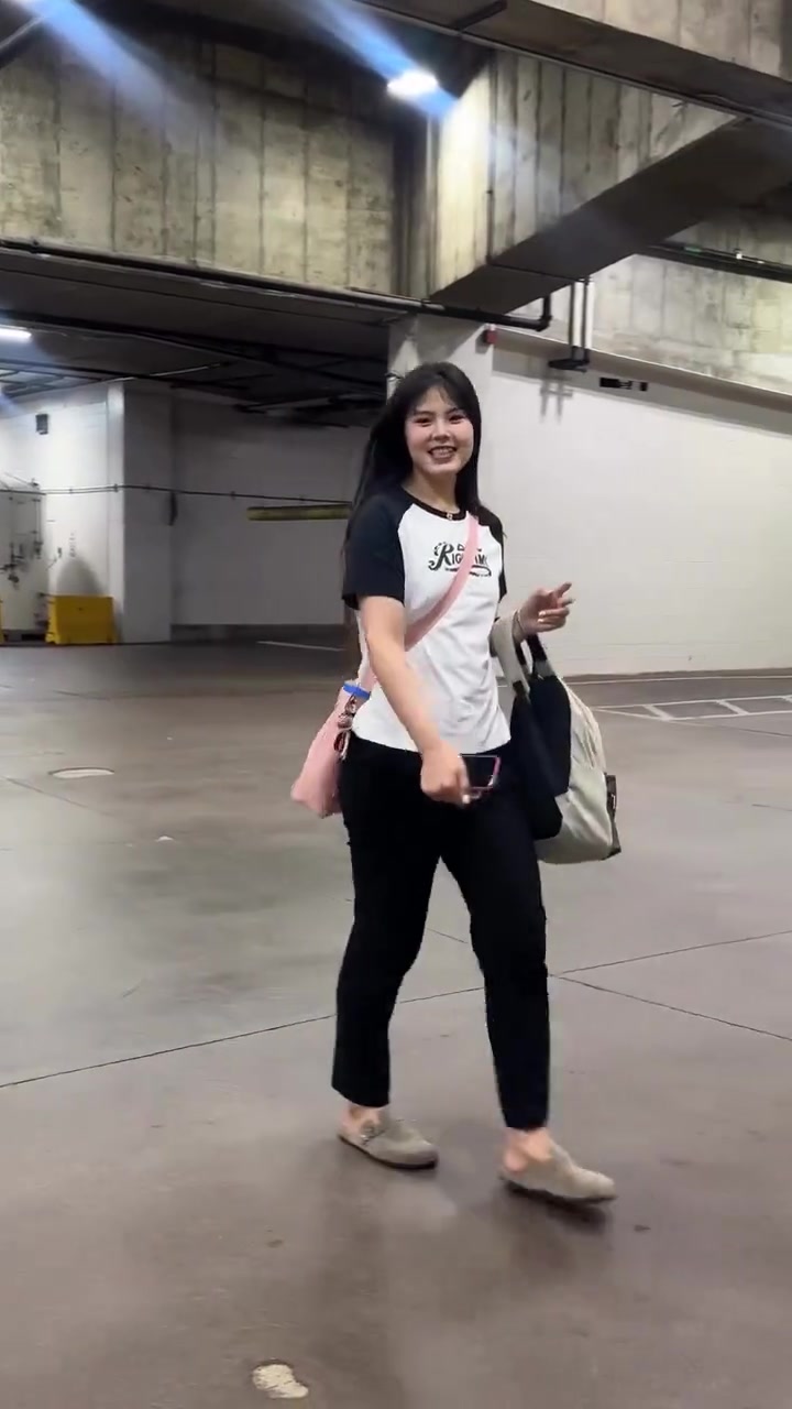 愛(ài)了愛(ài)了李月汝賽前穿搭T恤粉包看著就是個(gè)小女孩啊