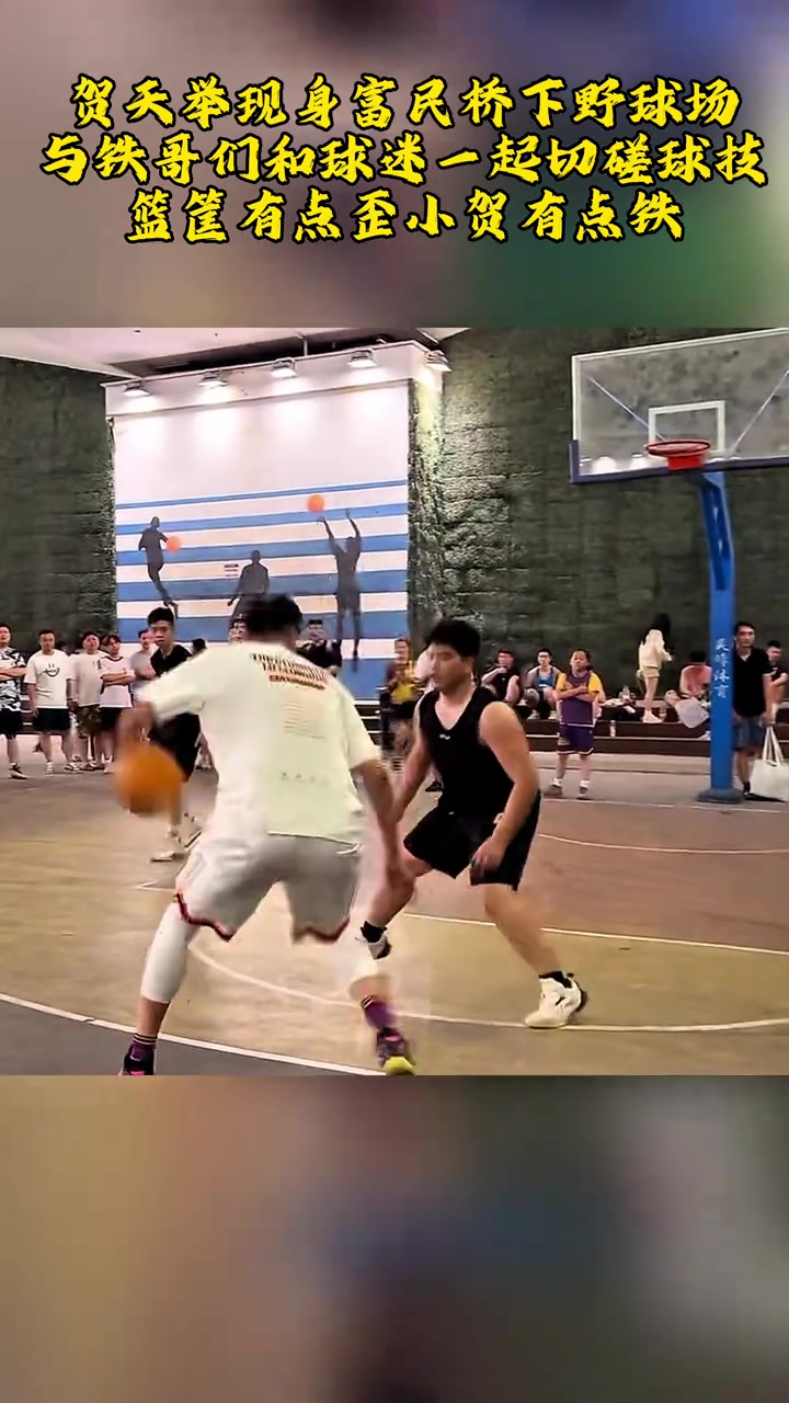 奈何手感不好 瘋狂打鐵賀天舉野球場(chǎng)和球迷切磋球技