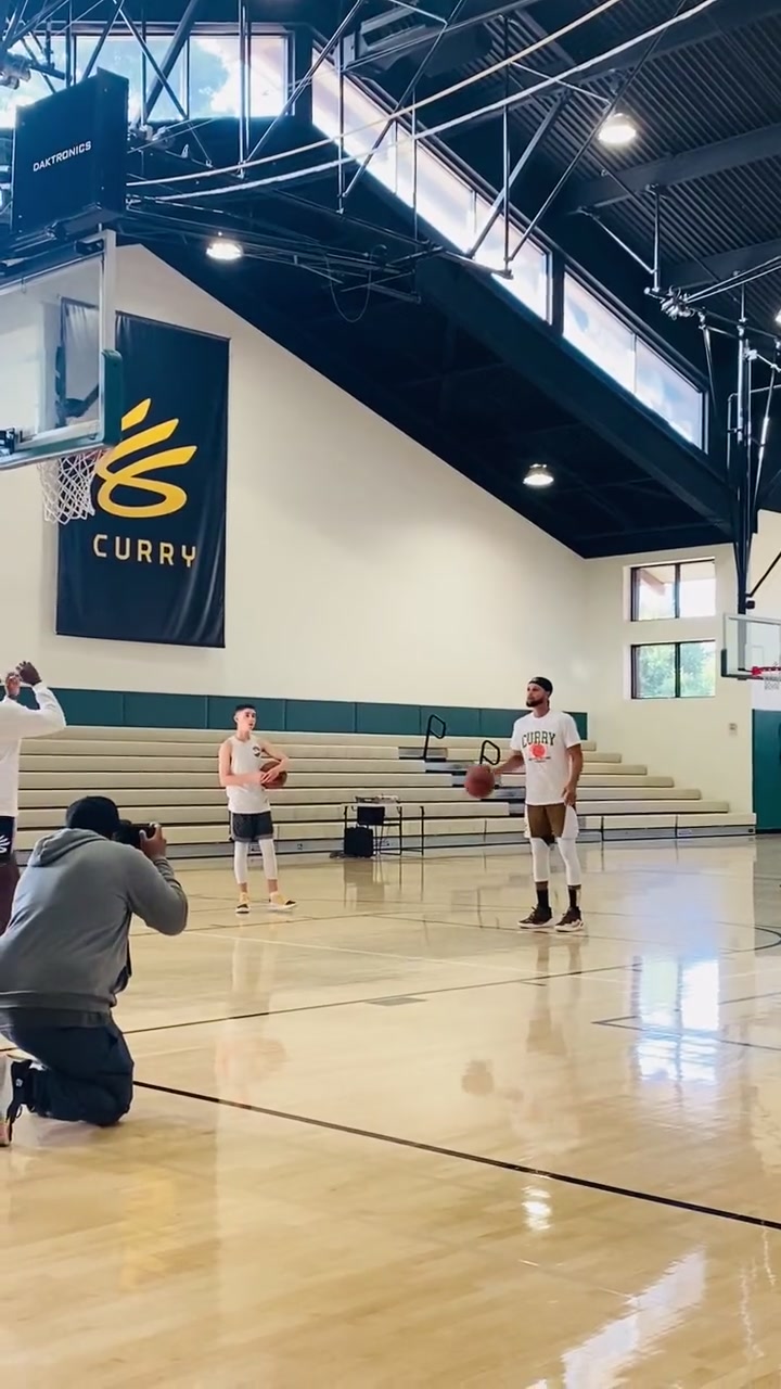 這逆天的手感庫里左右手投籃通吃啊