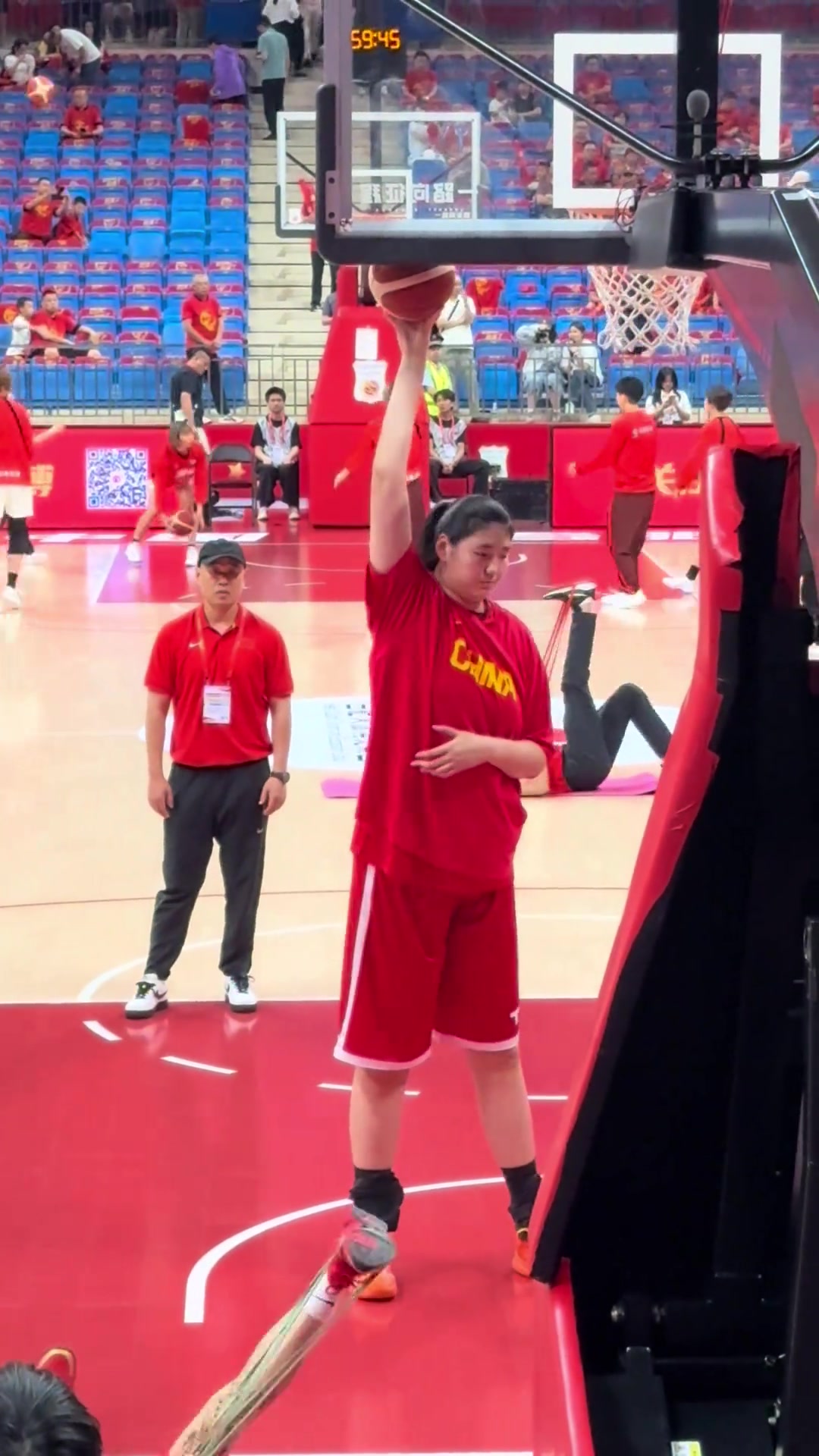 這壓迫感張子宇站著就夠到籃板了