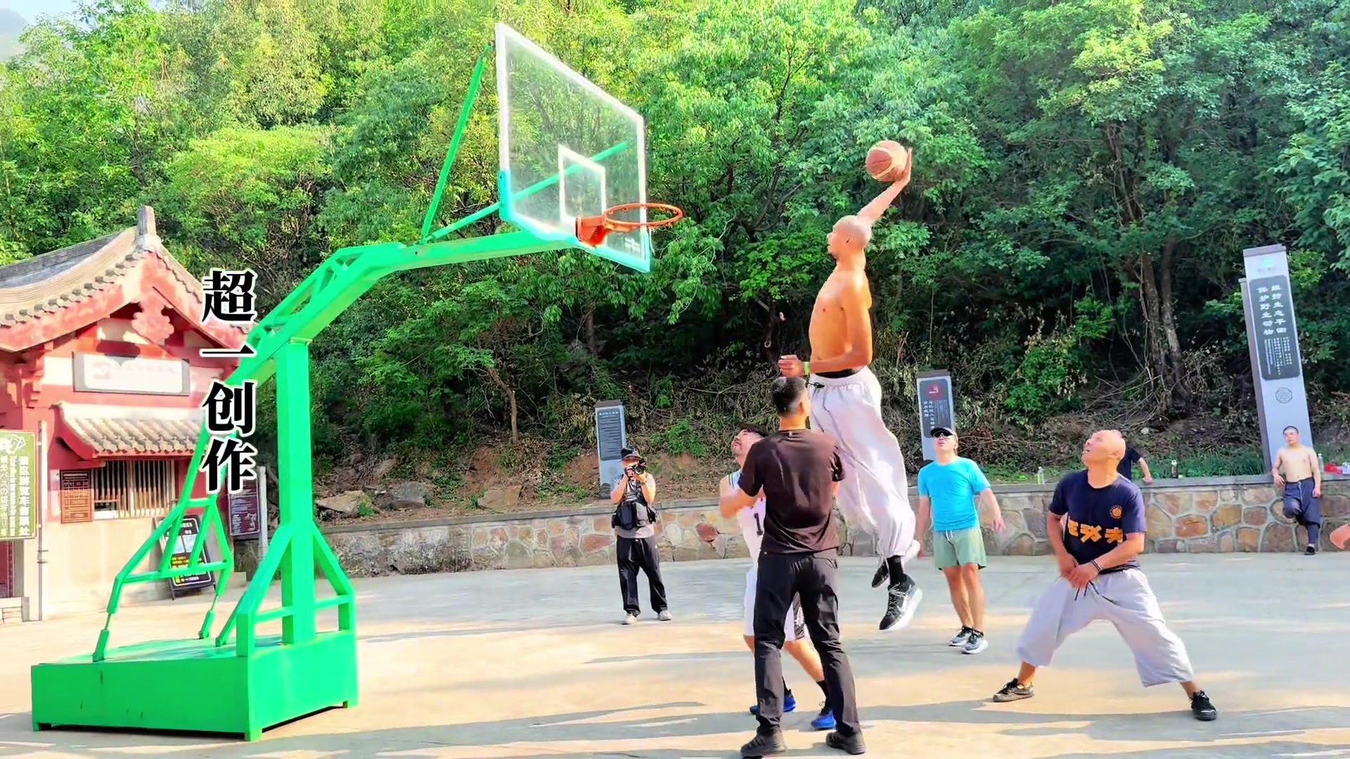 出家人這么狂文班亞馬少林寺上演自拋自扣