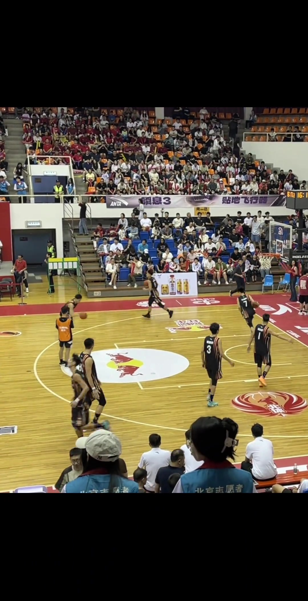 人均都能扣華僑大學(xué)男籃賽前熱身每個(gè)人嘎嘎扣籃