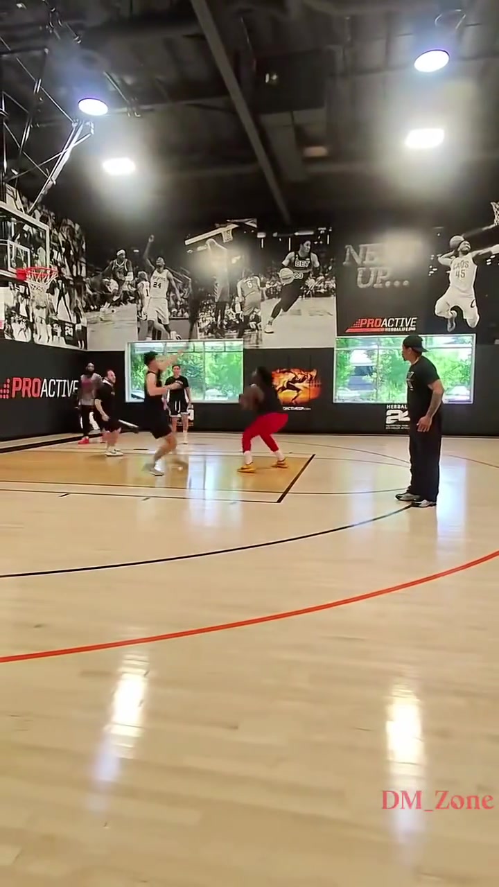 杰倫-格林今日繼續(xù)強化中距離跳投訓練