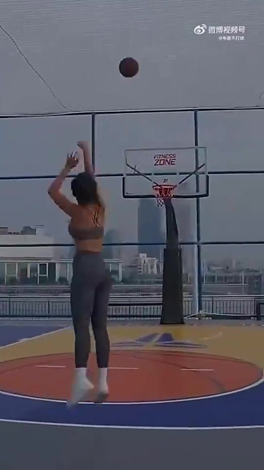 你別說穿瑜伽褲的張曼源投籃還挺準(zhǔn)的