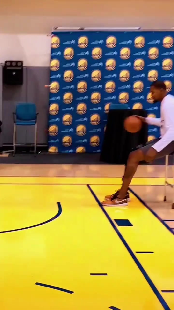 當(dāng)年杜蘭特跟腱恢復(fù)時(shí)坐著椅子練習(xí)投籃