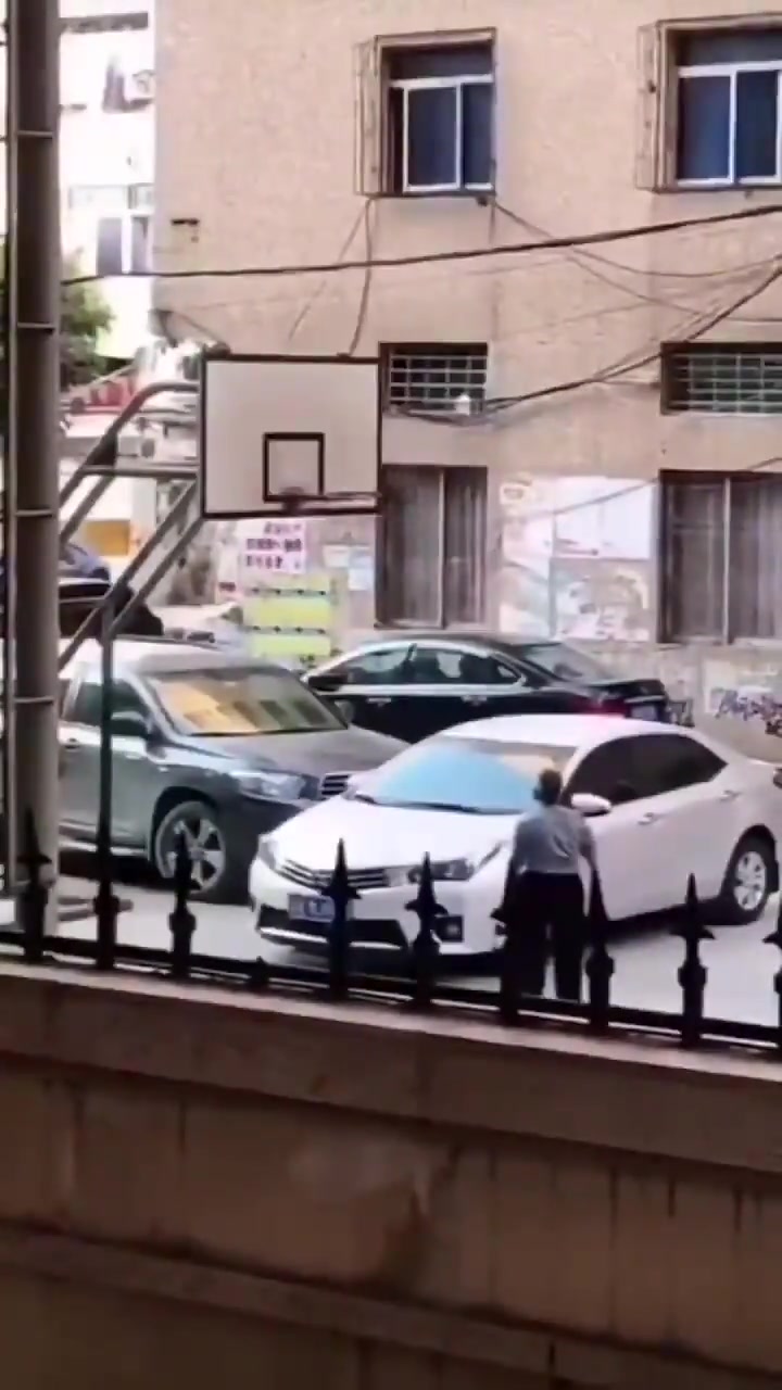 大爺在小區(qū)籃球場投籃砸到小轎車你站哪一邊