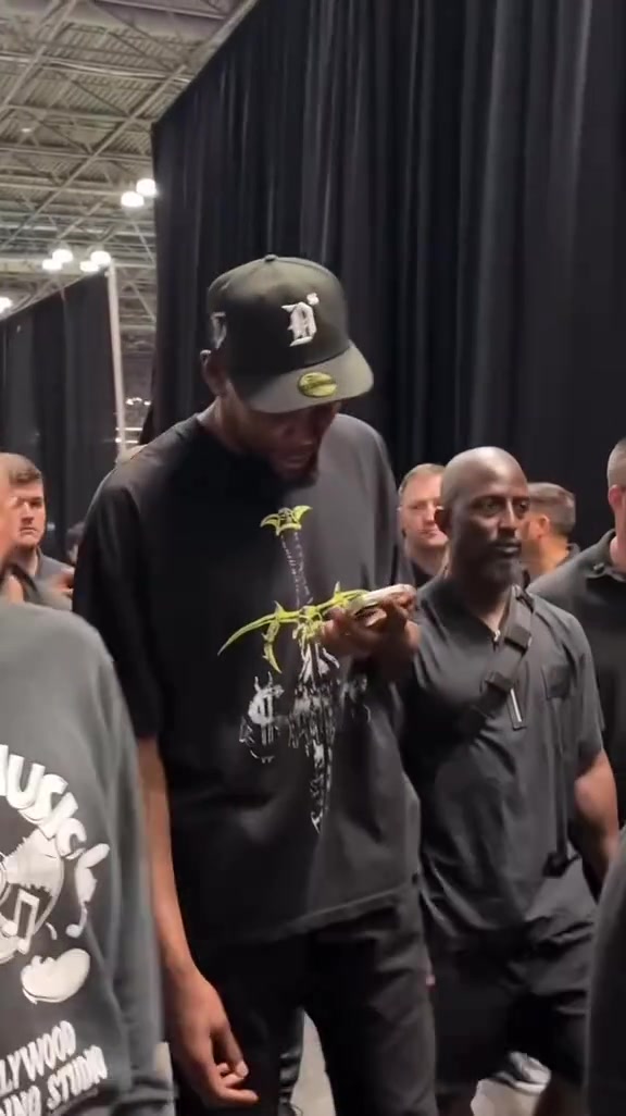 大佬快來被交易到火箭后 火箭總經(jīng)理斯通和杜蘭特視頻通話