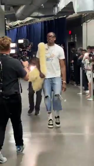 老八杰倫今日入場一副大男孩穿搭