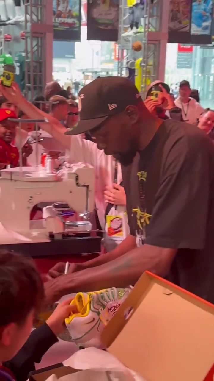 開心哈杜蘭特在Nike展臺上為球迷簽名