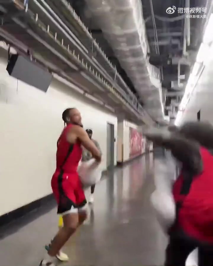 交易了狄龍此前球員通道暴打火箭熊 這畫面以后再也看不到了