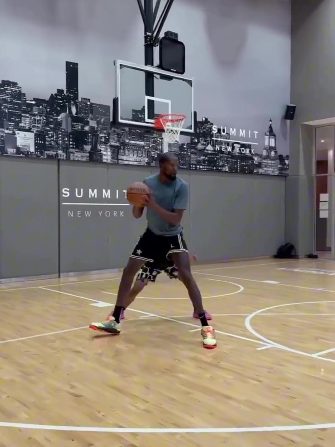 大小王恢復訓練詹姆斯杜蘭特近期在同一場地訓練