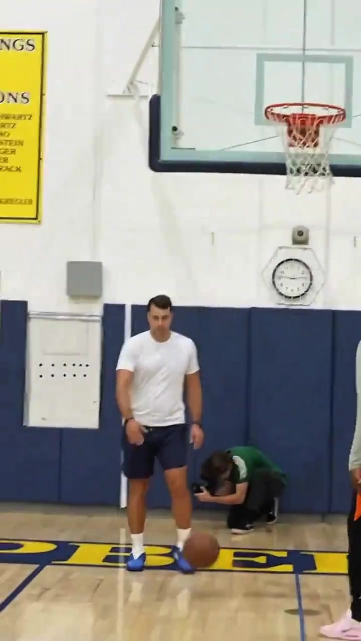 小賈現(xiàn)在能名正言順的跟著杜蘭特練了但動作還是不如KD絲滑