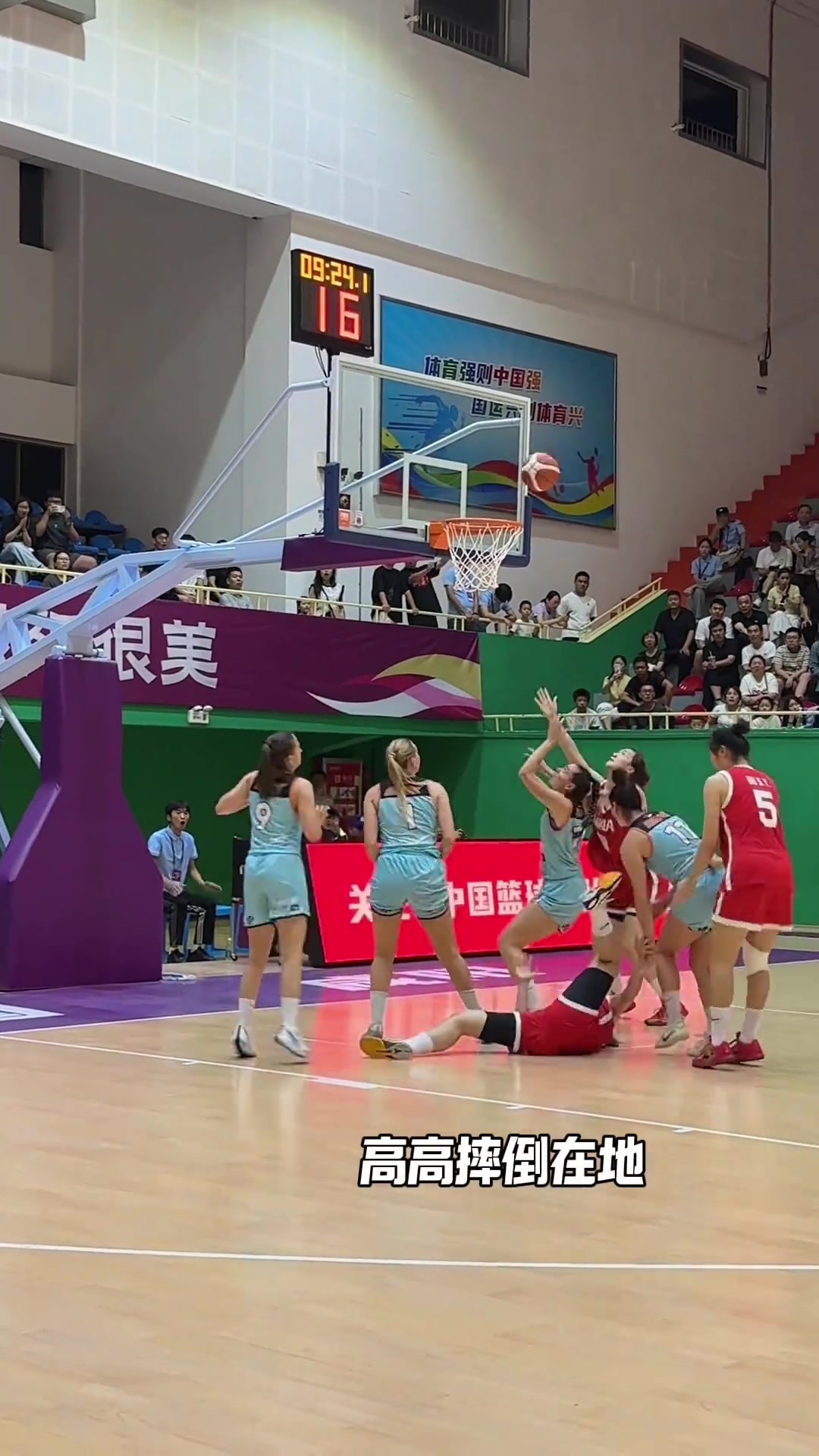 揪心李雨汧突破途中重重摔倒在地希望所有運動員能遠(yuǎn)離傷病