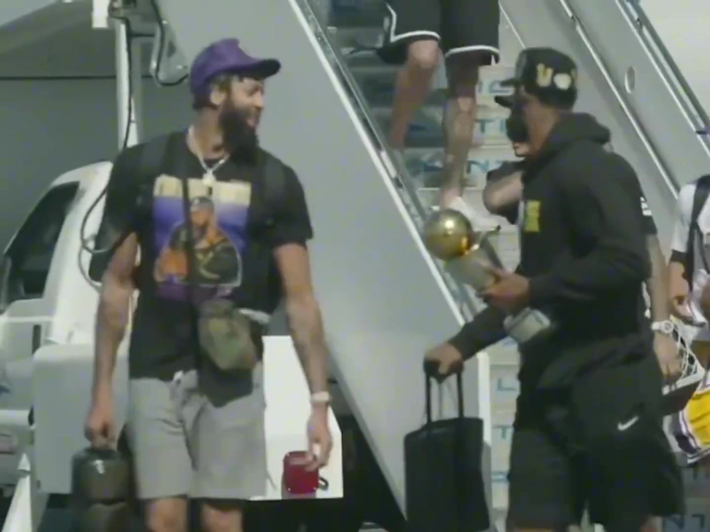 卡魯索戴著戒指幫兄弟們彌補(bǔ)了2020年冠軍游行的遺憾