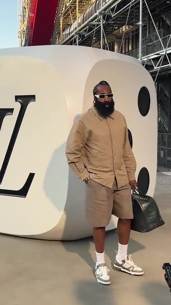 這是參展嗎哈登帶著小墨鏡手提著LV包現(xiàn)身巴黎時裝周