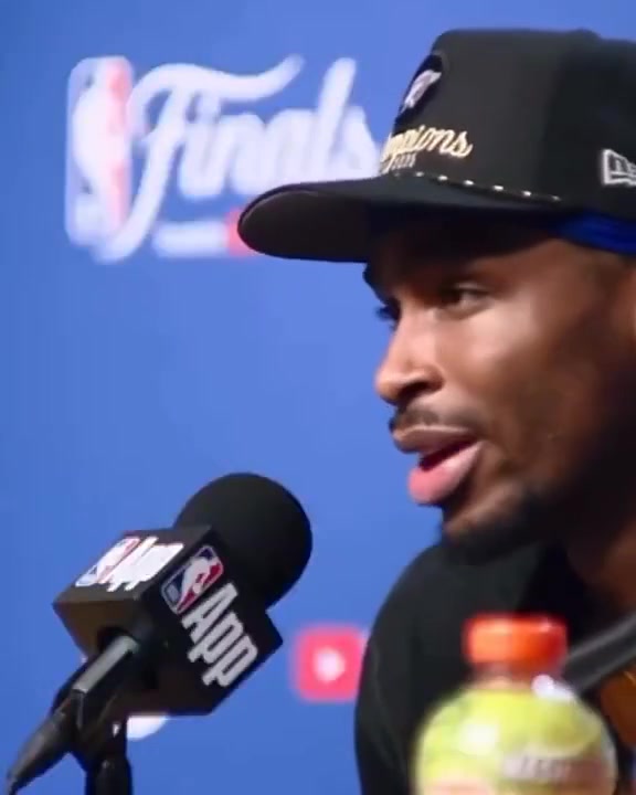 亞歷山大奪冠賽后去更衣室看望哈利伯頓這一幕他就是MVP