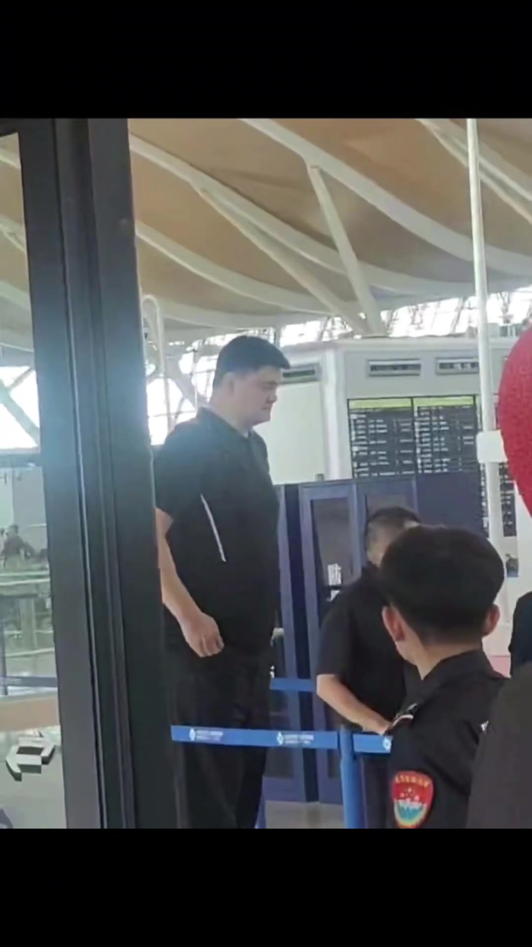 機(jī)場女安檢員搜身姚明 網(wǎng)友大姚想藏點(diǎn)東西也很難啊