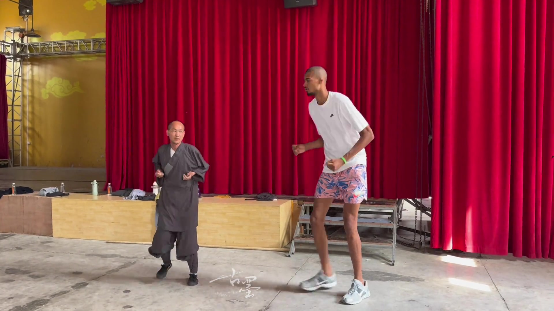 這個身高差屬實(shí)有些委屈文班了