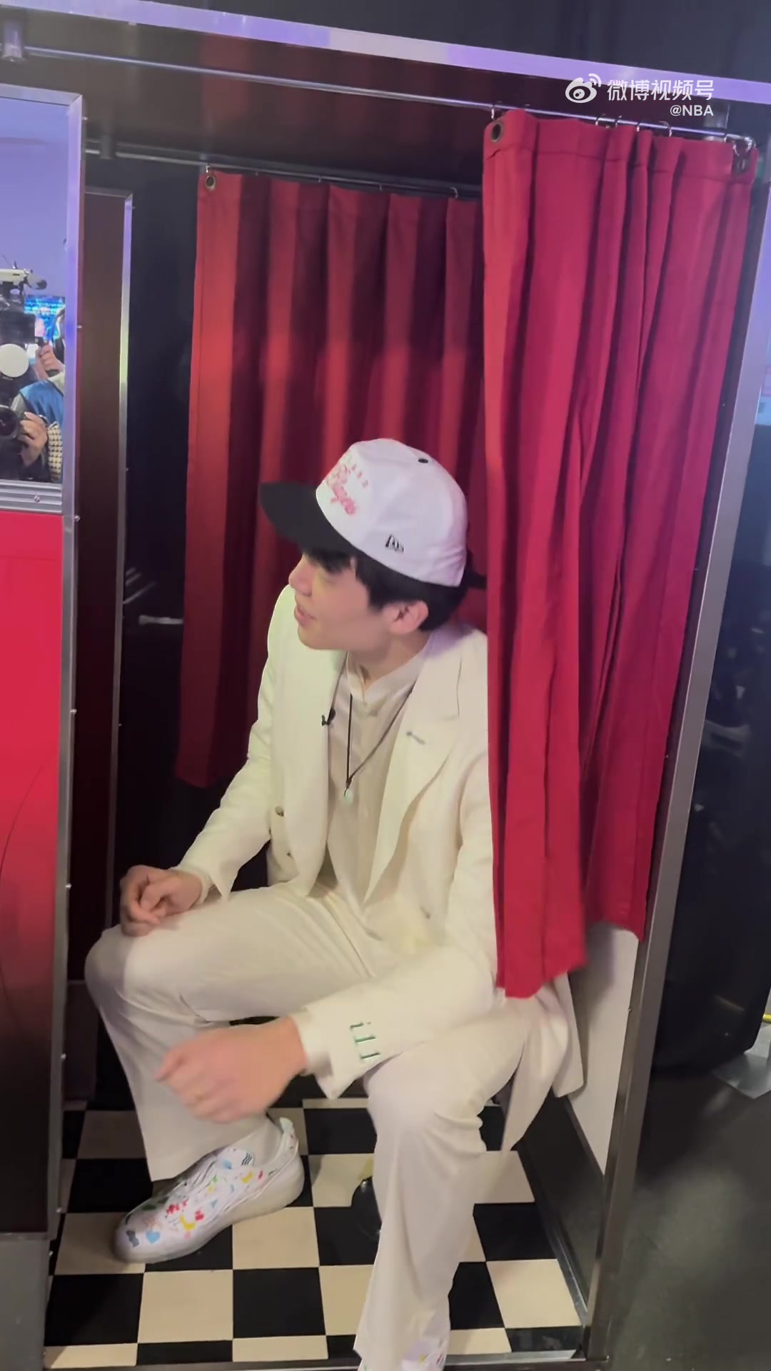 楊瀚森帶你體驗被選中后流程自拍機(jī)合影小孩父母齊定妝照