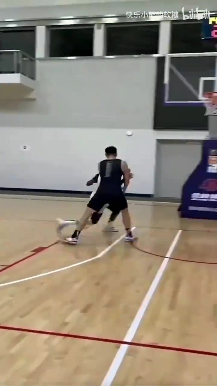 17歲楊瀚森單挑打爆開(kāi)拓者內(nèi)線里斯 蓋帽跟帽小孩一樣