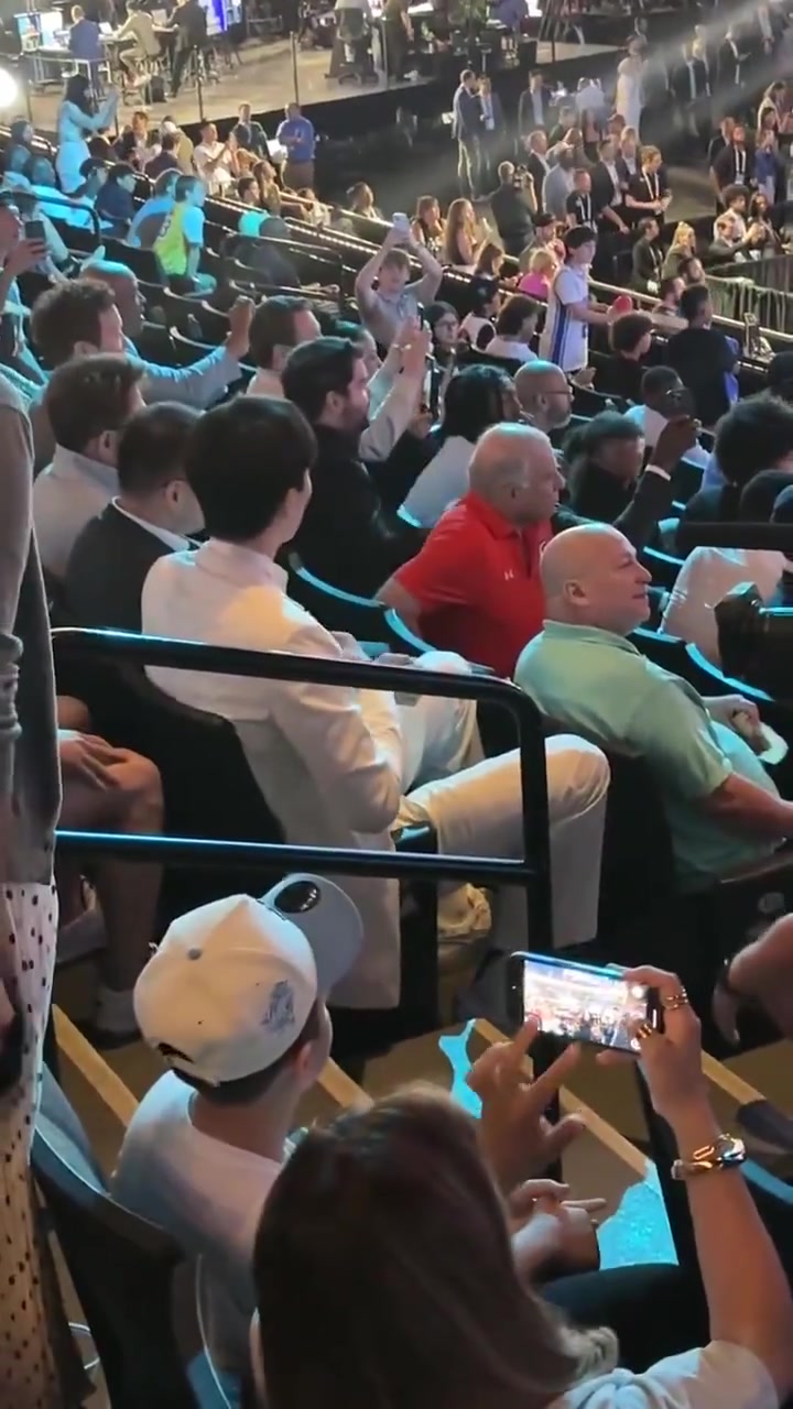 楊瀚森被選中路人視角 原來攝像大哥早在身邊等候