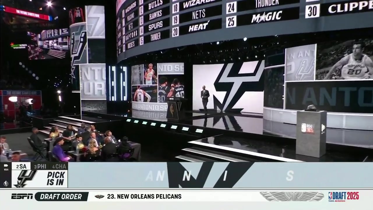 名宿之子五冠傳奇羅恩-哈珀的二兒子小哈珀當(dāng)選榜眼同蕭華握手