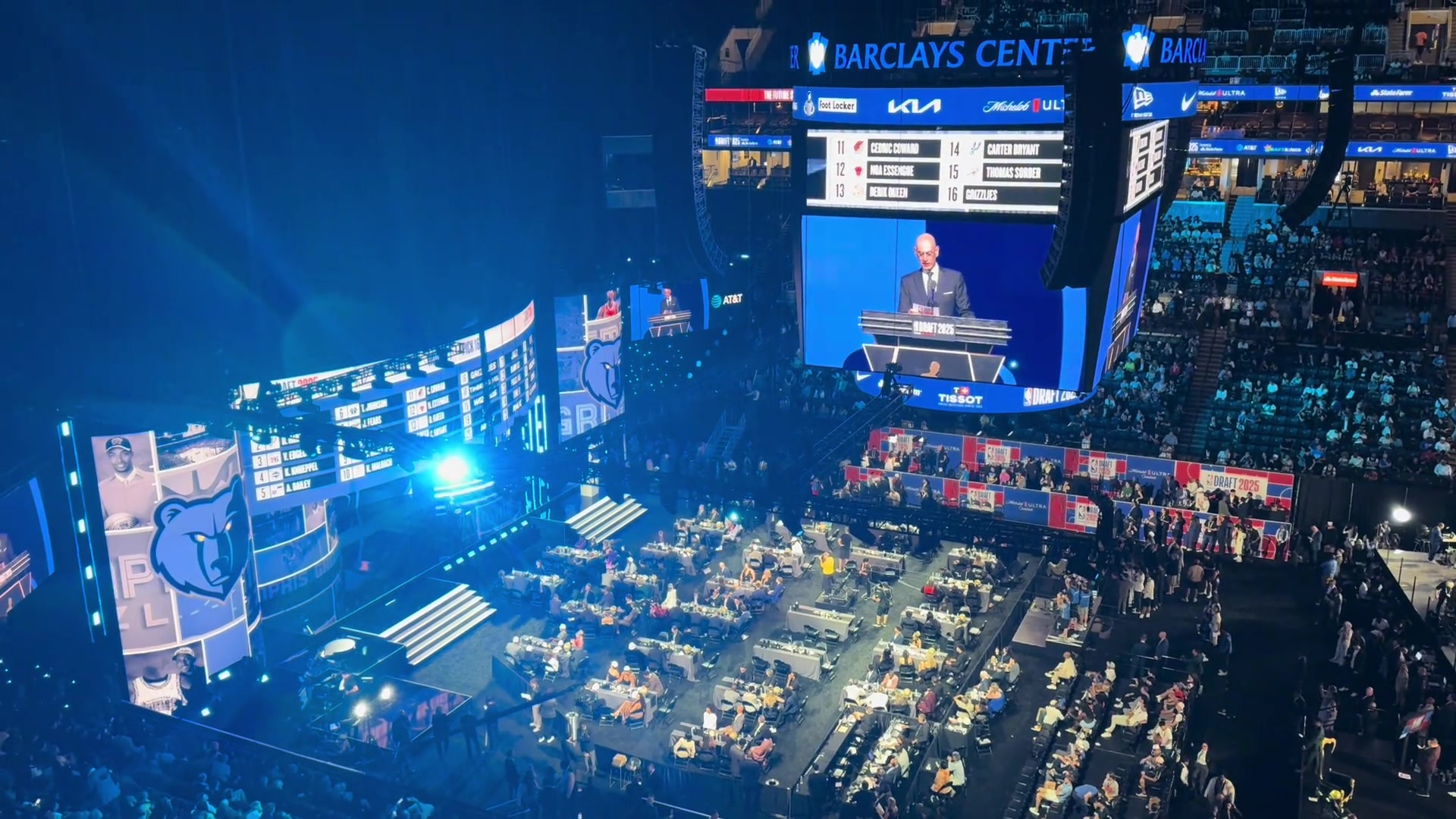 楊瀚森第16順位被開拓者選中 現(xiàn)場中國球迷嗓子都喊啞了