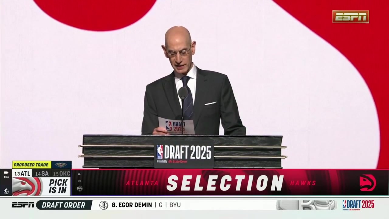 13順位不選分位鵜鶘13順位摘下奎因隨后上臺同蕭華握手