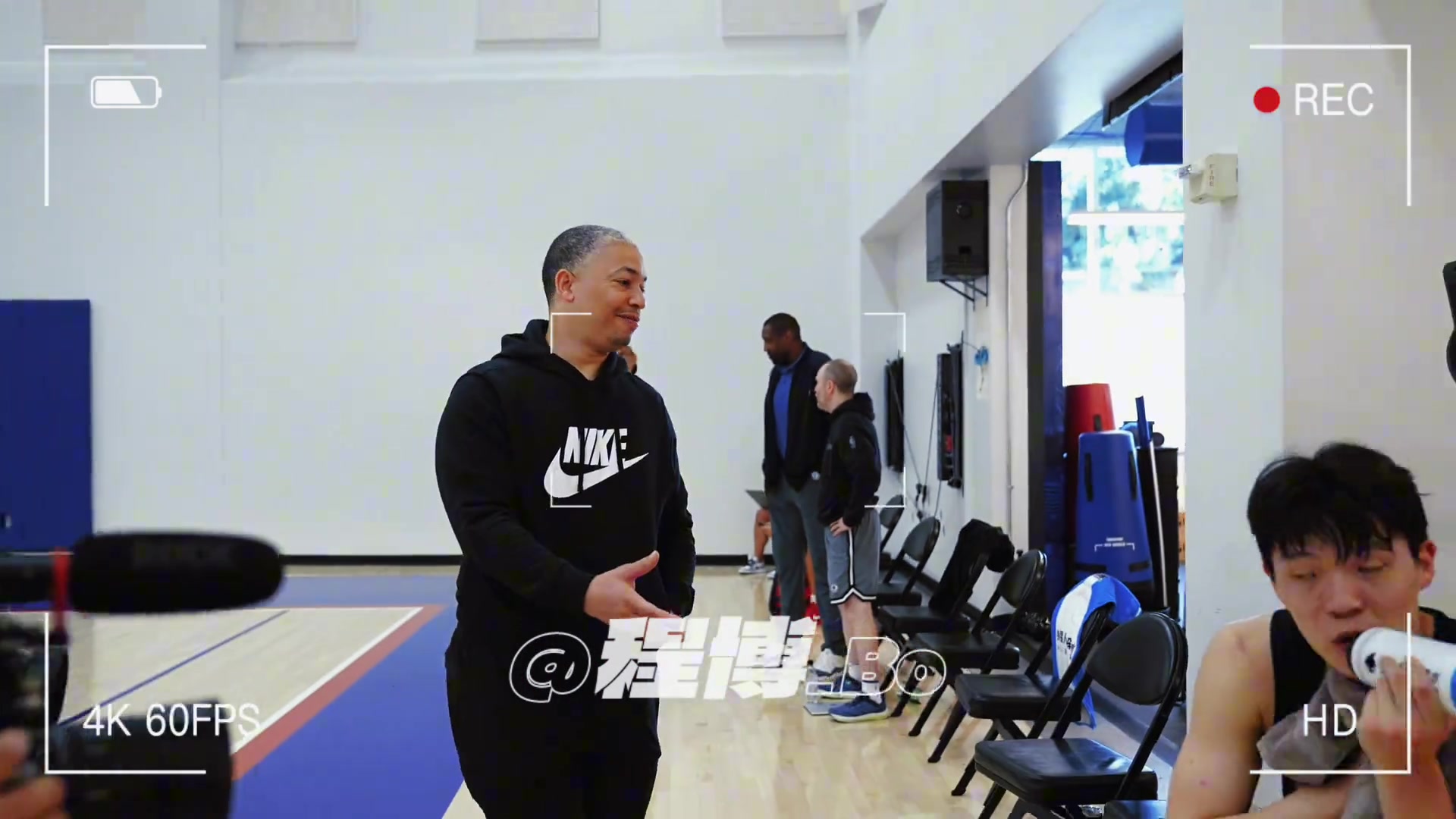 此前快船總經(jīng)理觀看楊瀚森試訓(xùn) 盧指導(dǎo)主動上前握手