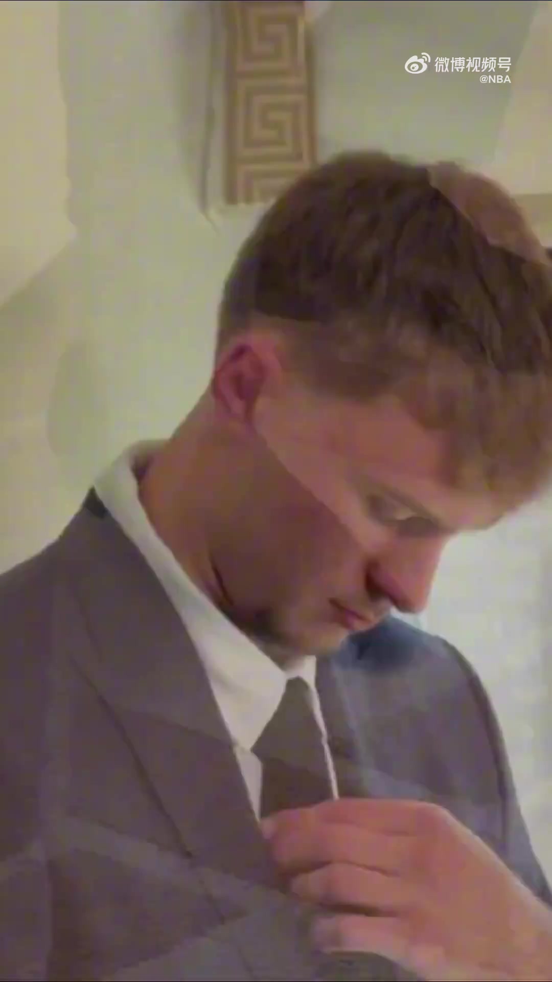 本屆狀元大熱美國之子弗拉格一身藍(lán)西裝抵達(dá)現(xiàn)場(chǎng)