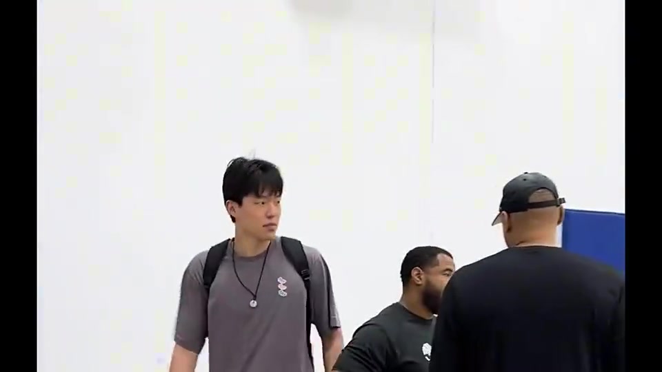 16順位去了開拓者此前孟超探班楊瀚森在洛杉磯訓(xùn)練揮汗如雨