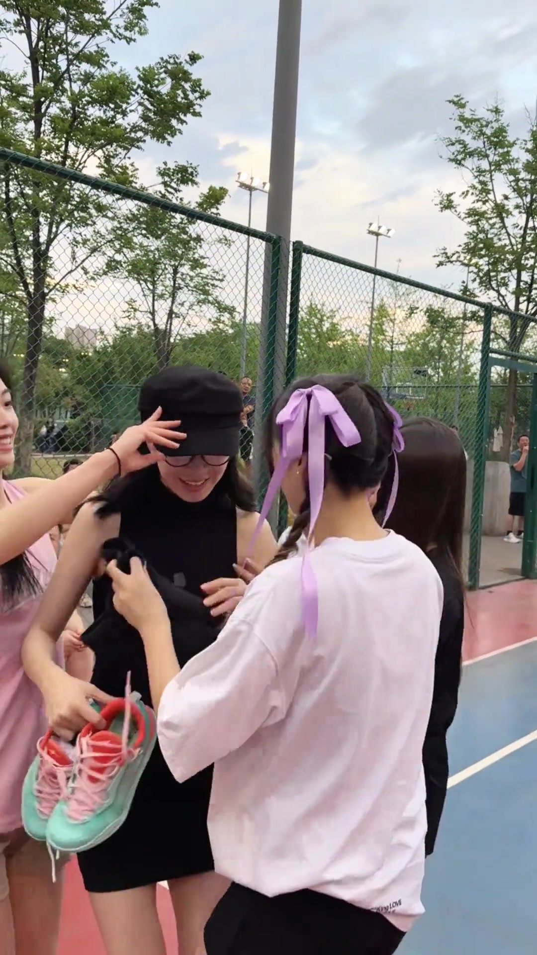 女球員展示如何在場邊不走光換球衣