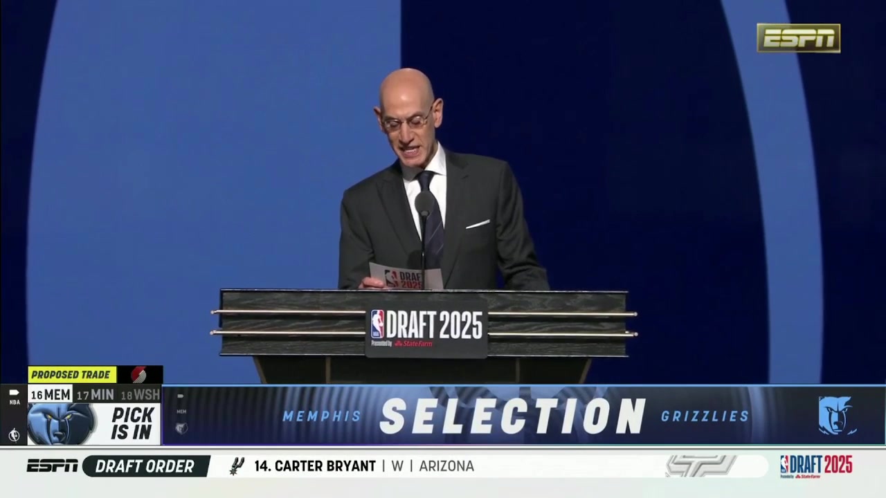 最好的生日禮物開拓者用16號簽選中楊瀚森隨后上臺同蕭華合影