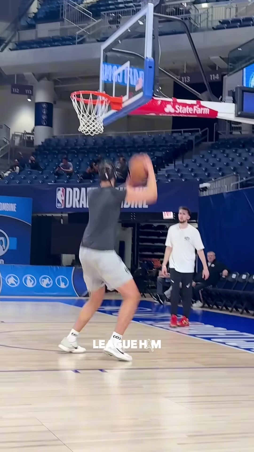 跟著登哥不得爽吃餅快船30號秀尼德豪澤這跑跳能力看著不錯啊