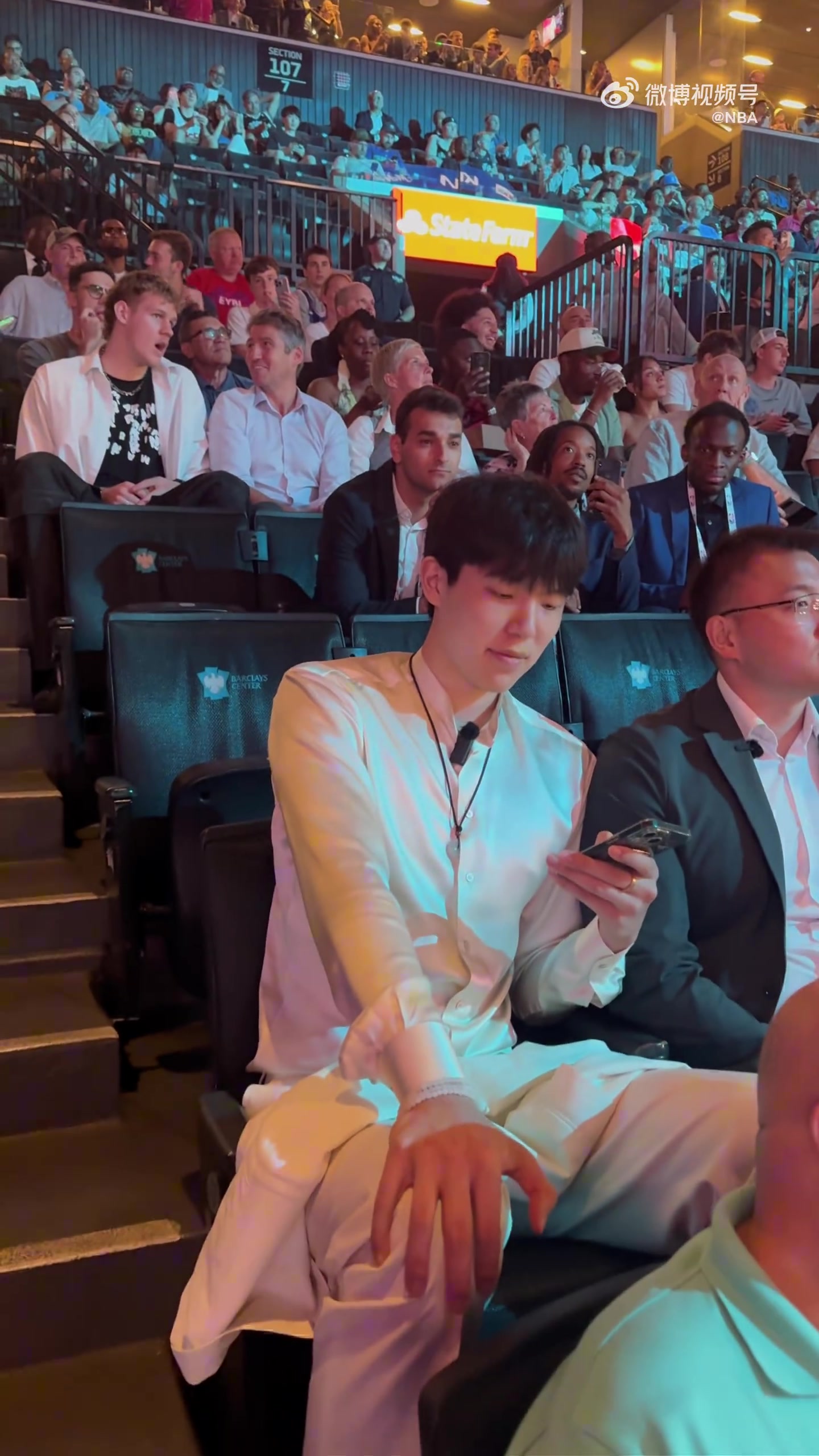 籃網(wǎng)首輪手握5個(gè)簽一席白色西裝楊瀚森坐在大會(huì)場(chǎng)邊耐心等待