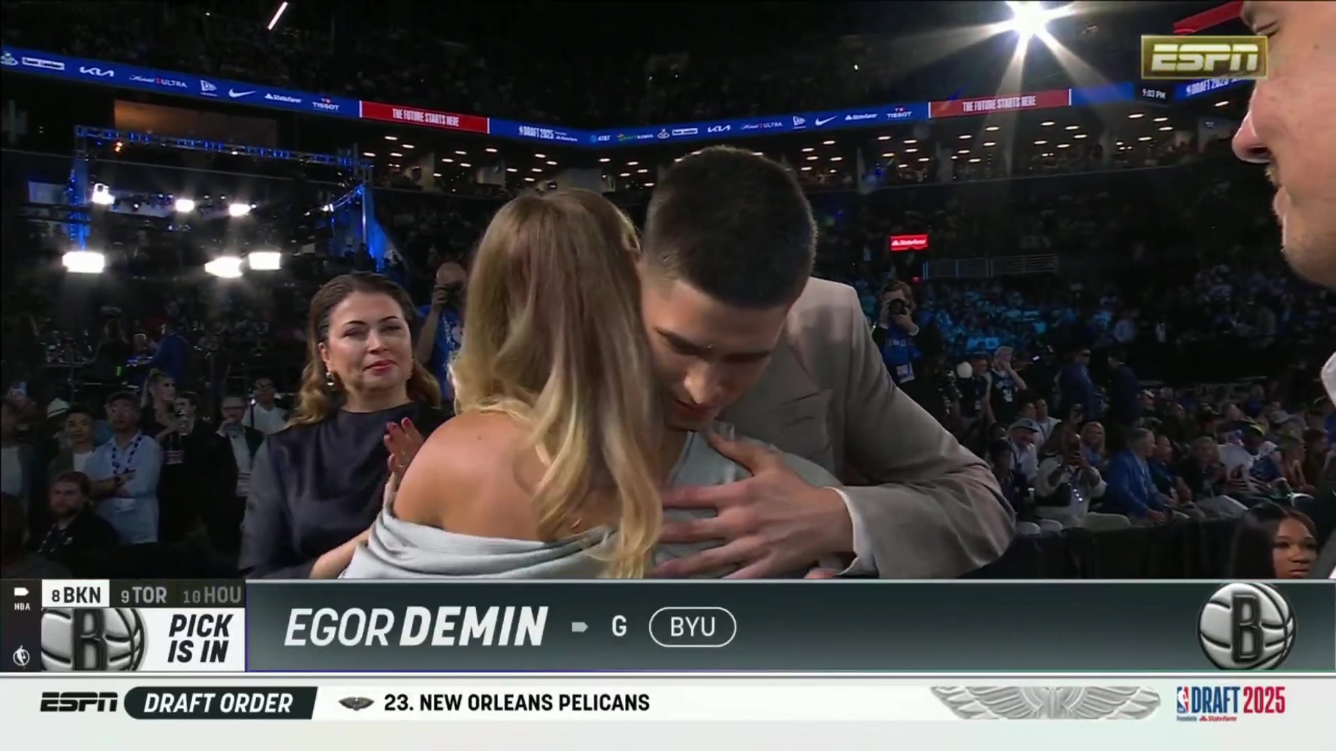 算是前十首個(gè)爆冷俄羅斯的葉戈?duì)?杰明被籃網(wǎng)選中 和女友擁抱