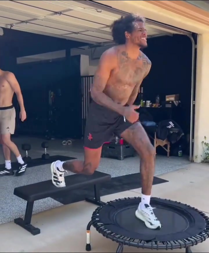 還是舍不得離開啊杰倫-格林訓(xùn)練中還穿著火箭的短褲