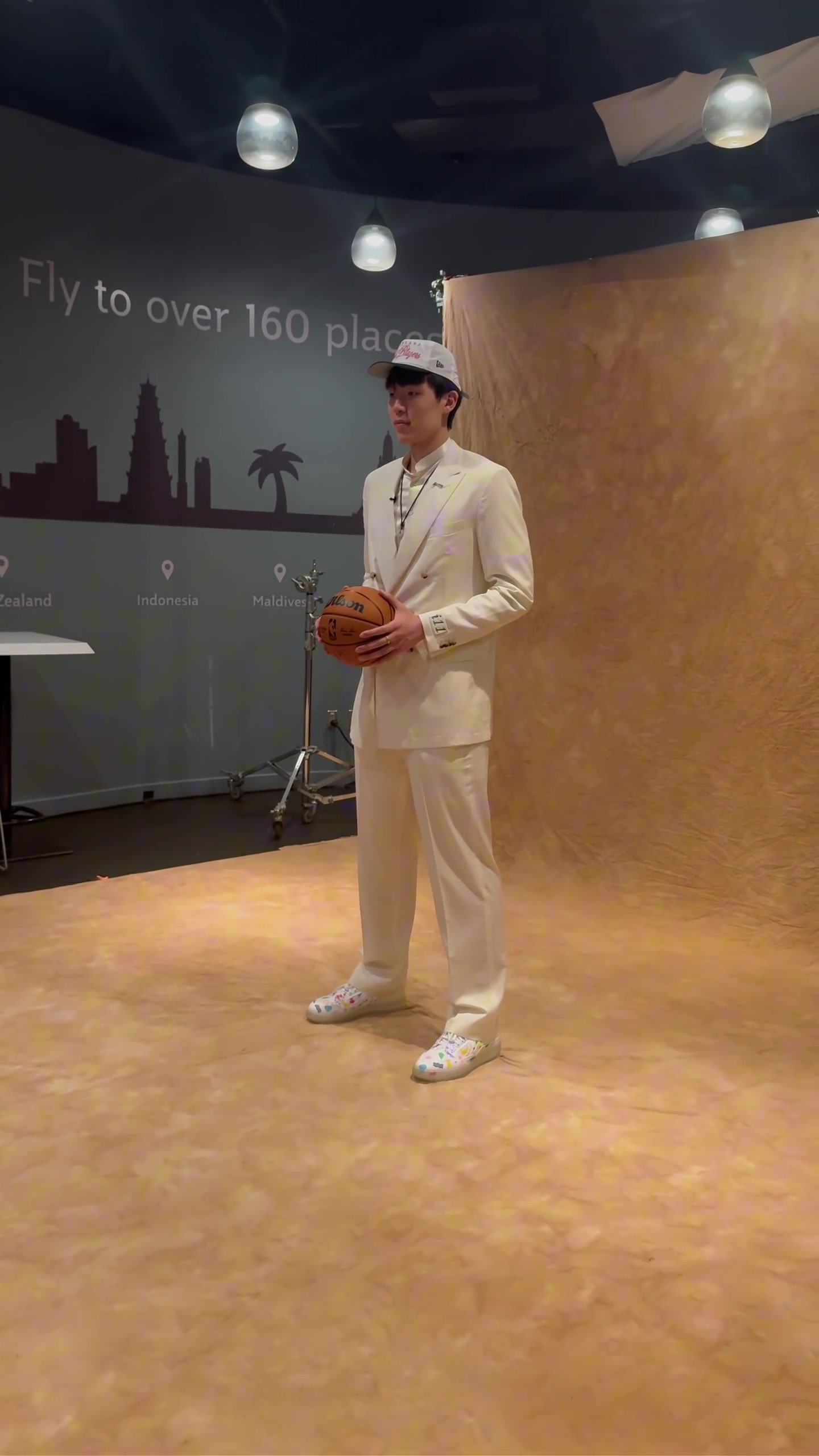 定妝照look楊瀚森一身白色西裝帥氣亮相定妝照拍攝現(xiàn)場(chǎng)