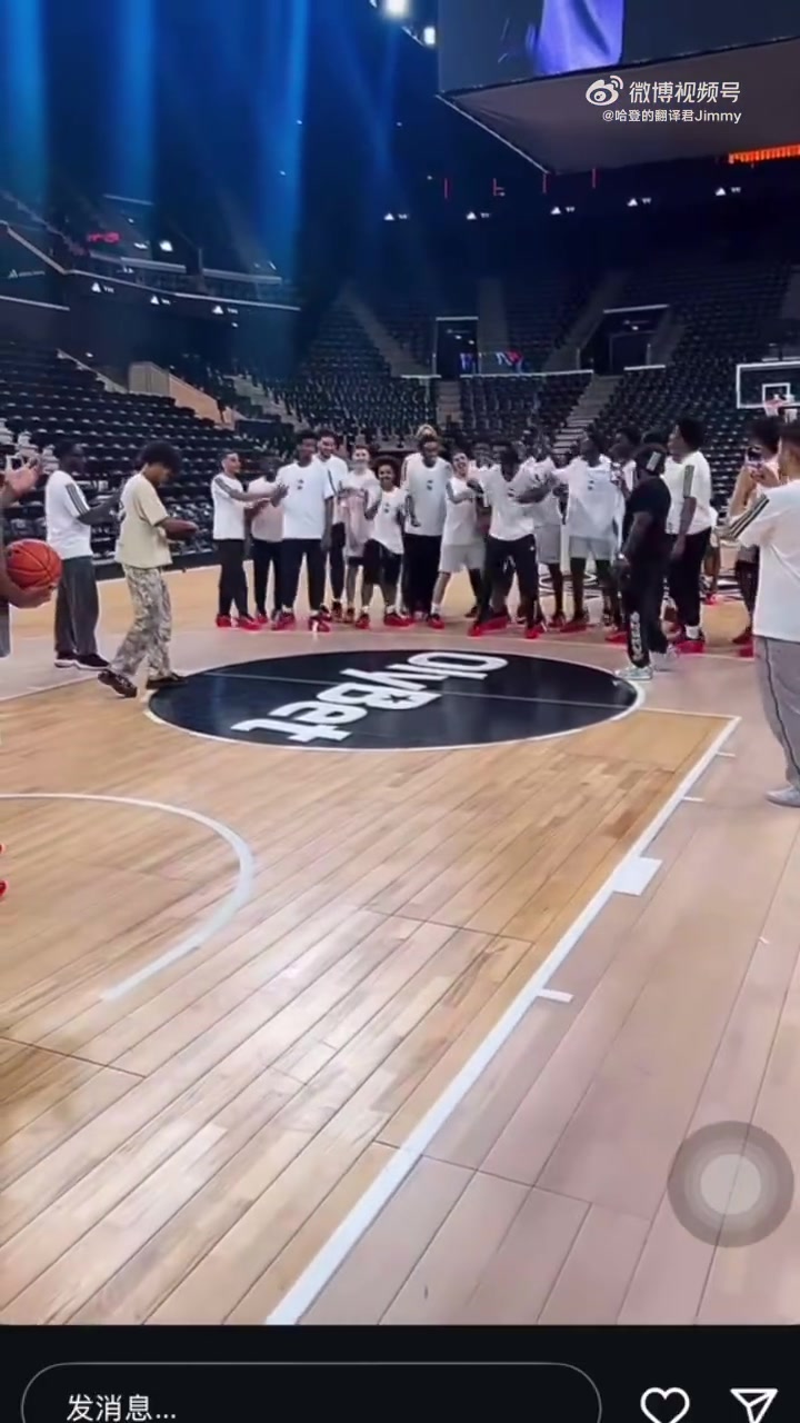 玩爽了休賽期爆出的視頻中 第一次見哈登摸球