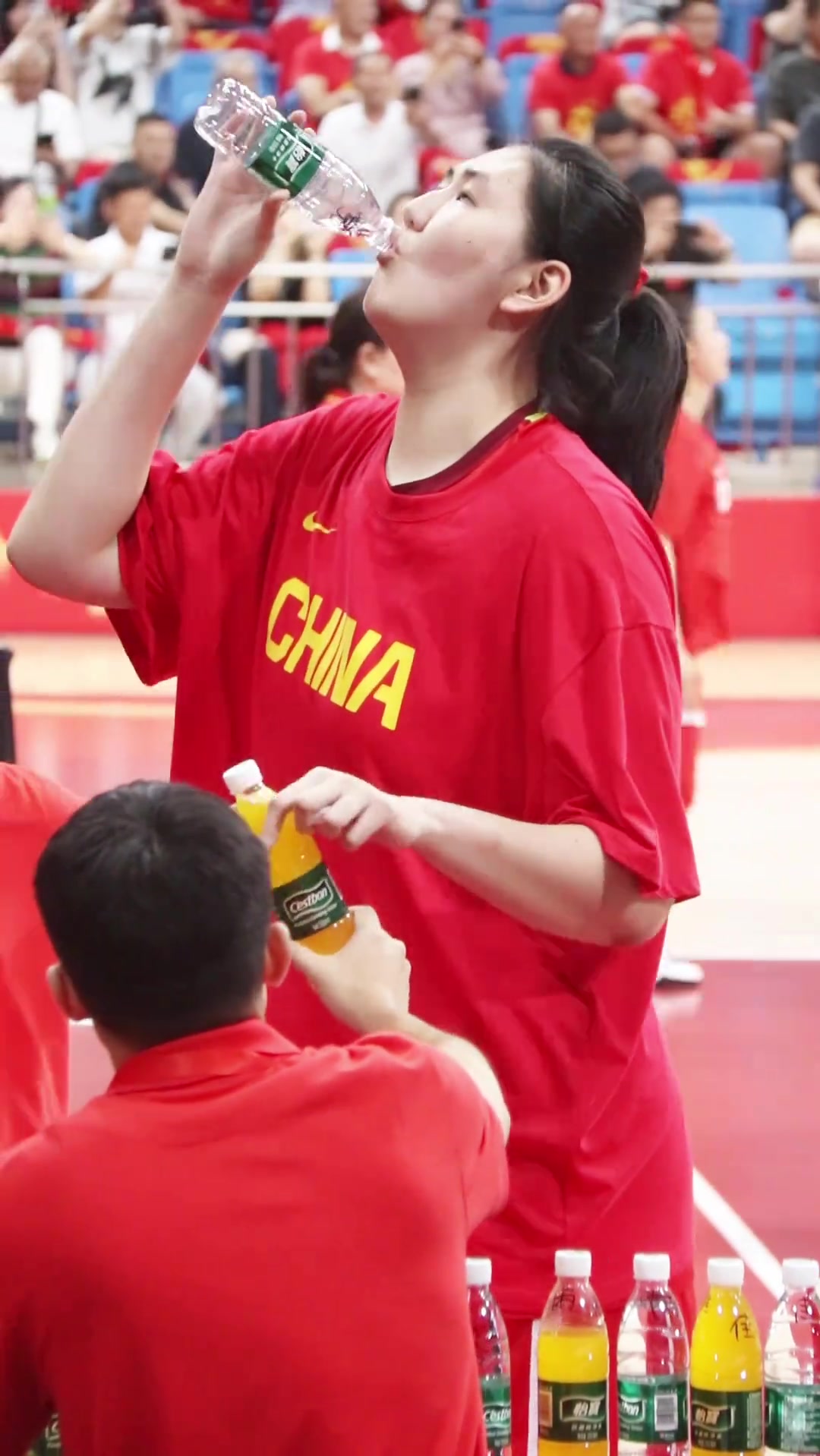 感受張子宇的巨掌礦泉水秒變口服液 還能一只手夾兩瓶換著喝