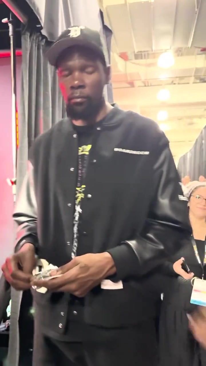 杜蘭特開球星卡盲盒 最后一張抽出科比瞬間開心MVP