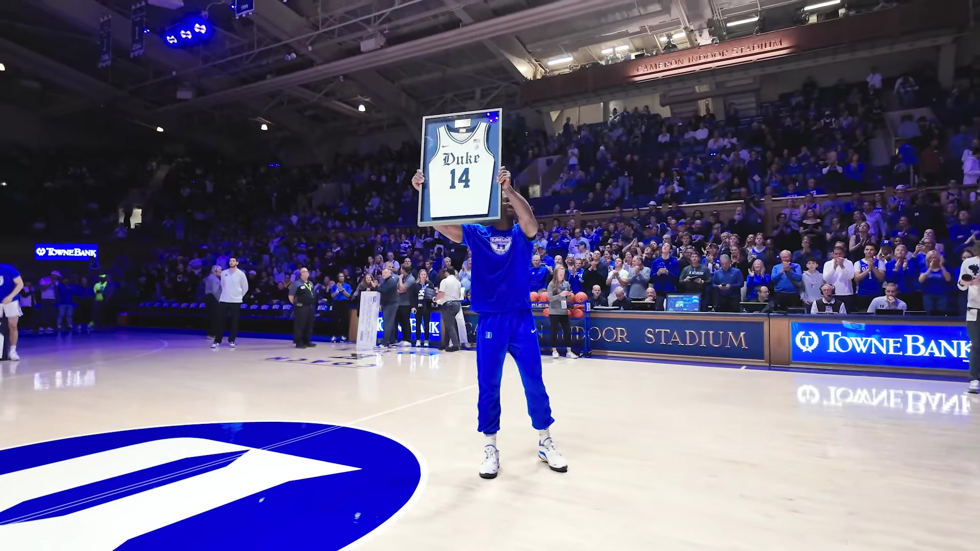 有點狠的名字黃蜂在33順位選擇了賽恩-詹姆斯