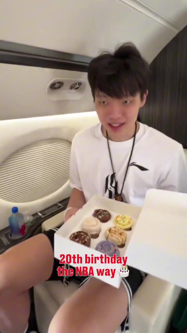 生日快樂楊瀚森在去往波特蘭飛機(jī)上開拓者官方為他慶生