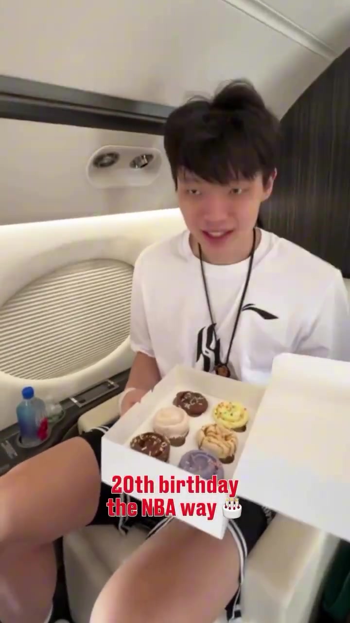 開拓者工作人員將生日蛋糕遞給楊瀚森小楊頓時(shí)有點(diǎn)懵圈了