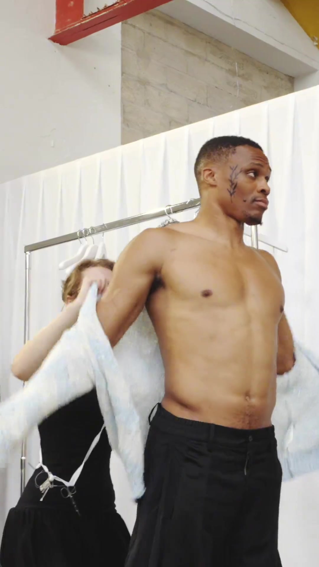 行走的衣架子威少這身材穿啥都帥啊