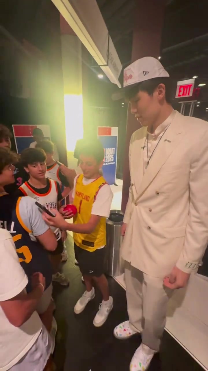 收獲一批小迷弟外國小球迷爭(zhēng)相和16號(hào)秀楊瀚森合影留念