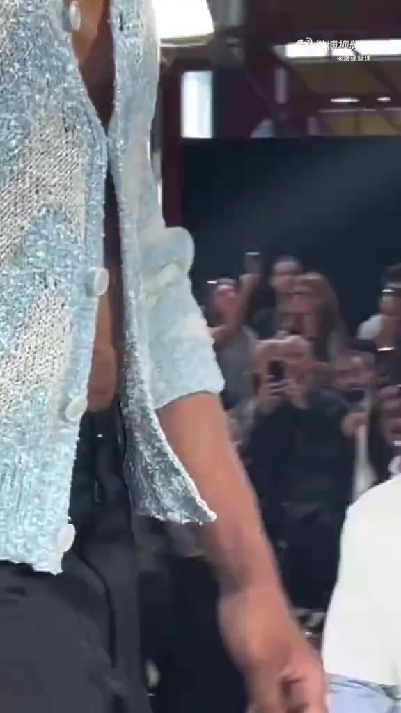 倆大胸肌甩來(lái)甩去威少參加巴黎時(shí)裝大會(huì)化身模特身穿女裝走秀