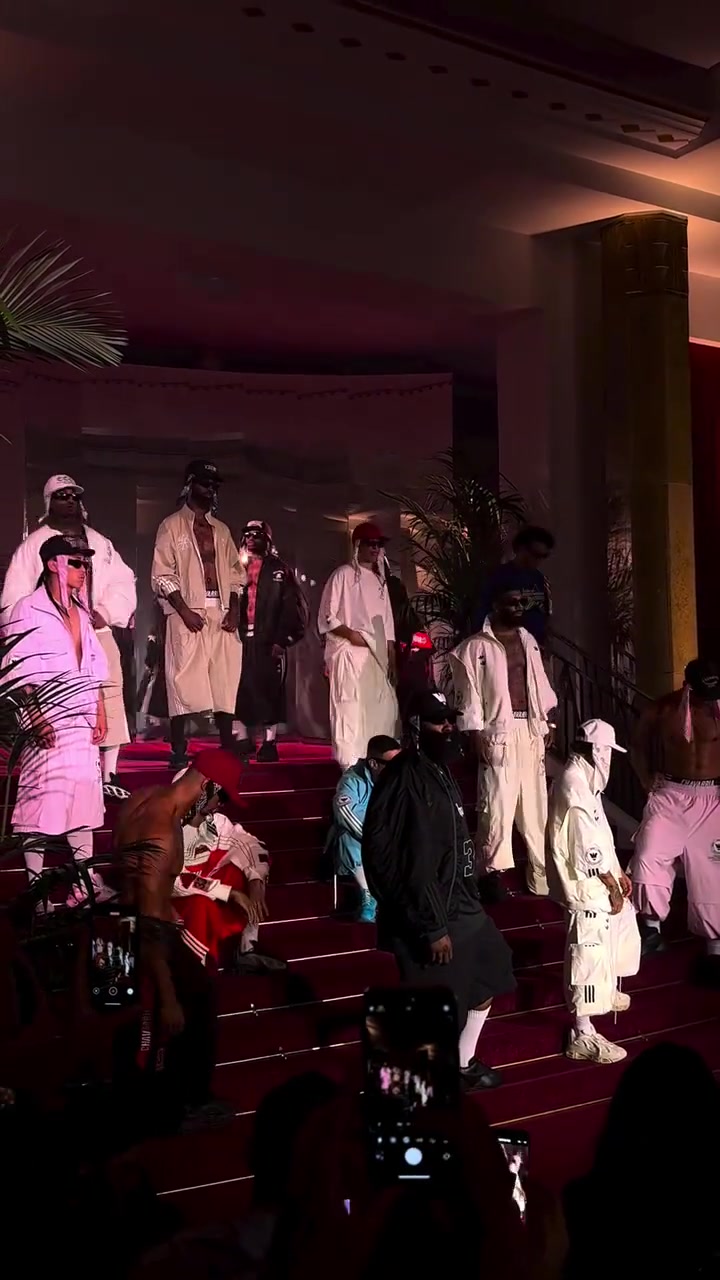 不愧是登哥就算參加巴黎時裝秀畫風(fēng)也和其他人不同